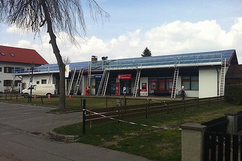 Halle mit Photovoltaik auf dem Dach