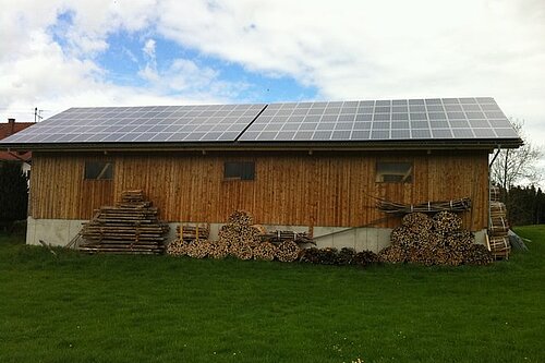 Halle mit Photovoltaik auf dem Dach